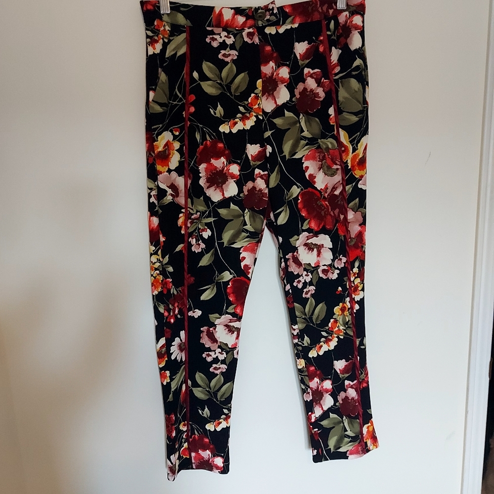 #246❣️Ladies Amarellis floral dress pants size L